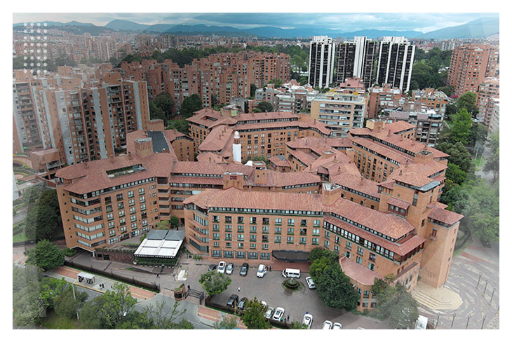 Imagen del interior de las habitaciones del hospedaje en Lagomar, que muestra dos camas, un televisor, un escritorio y una mini sala