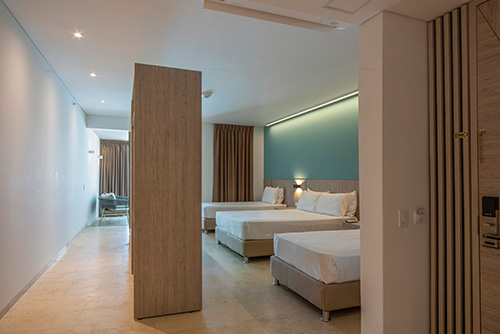 Fotografía de una habitación de Lagomar hotel y centro de convenciones, que muestra tres camas sencillas
