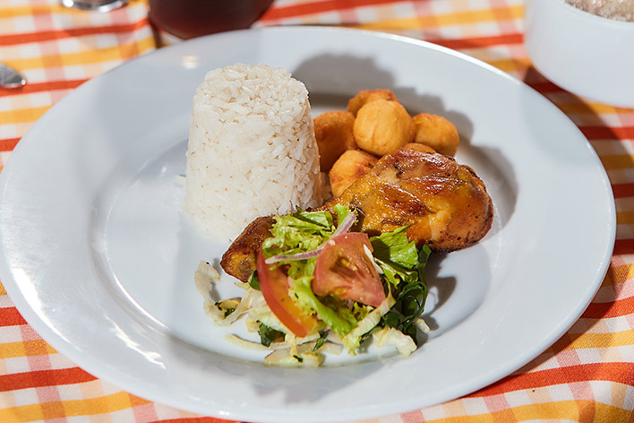 Toma fotográfica del almuerzo que ofrecen los hoteles en Nilo Cundinamarca, en el que se ve una presa de pollo, ensalada verde y arroz