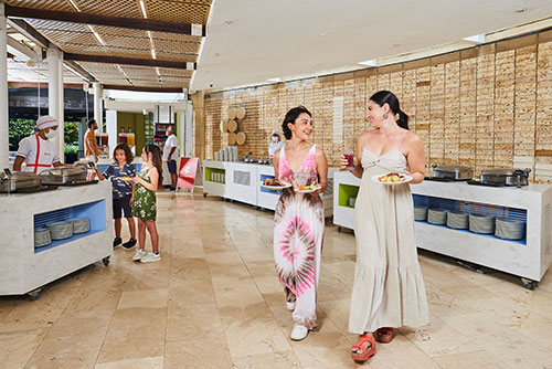 Dos mujeres con platos de comida