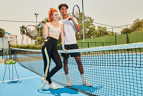 Pareja jugando tennis