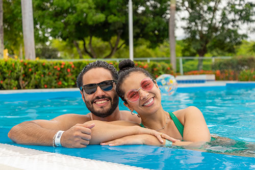 Pareja en la piscina sonriendo