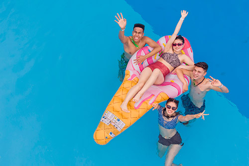 Amigos disfrutando en la piscina