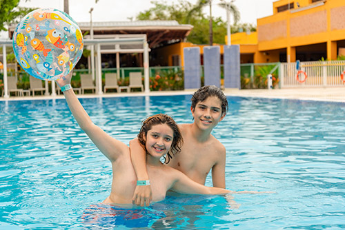 Niños jugando en la piscina