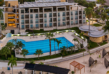 Vista panorámica de Lagomar hotel y centro de convenciones, en la que se ve el área de piscinas y hospedaje