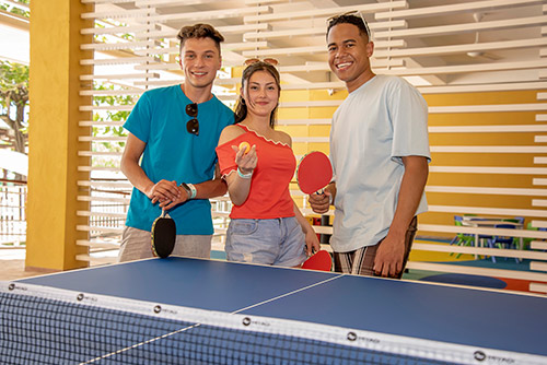 Amigos jugando ping-pong Lagosol