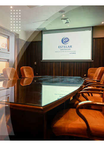 Moderna sala de reuniones con sillas tapizadas y pantalla de proyección para eventos empresariales o conferencias, ideales para las múltiples reservas en el hotel Santamar con descuento.