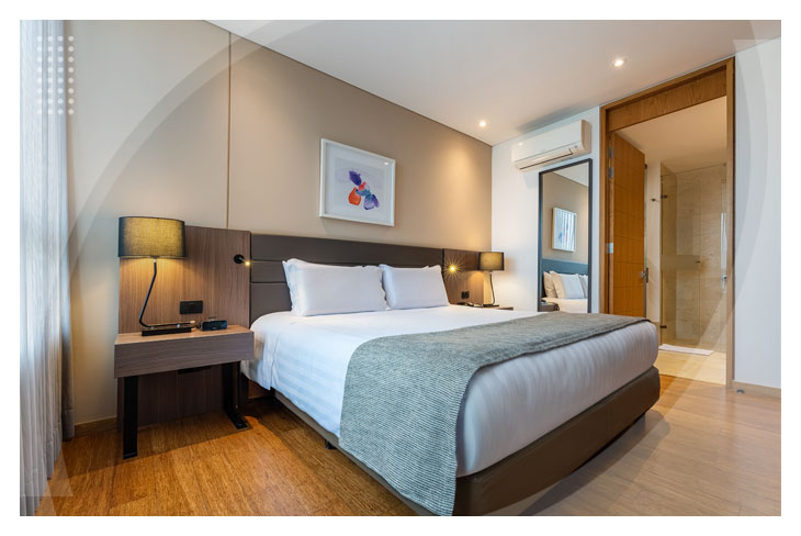 Espacio moderno y acogedor para reservas en el Hotel Estelar La Torre Suites, equipado con cama doble, aire acondicionado y baño privado